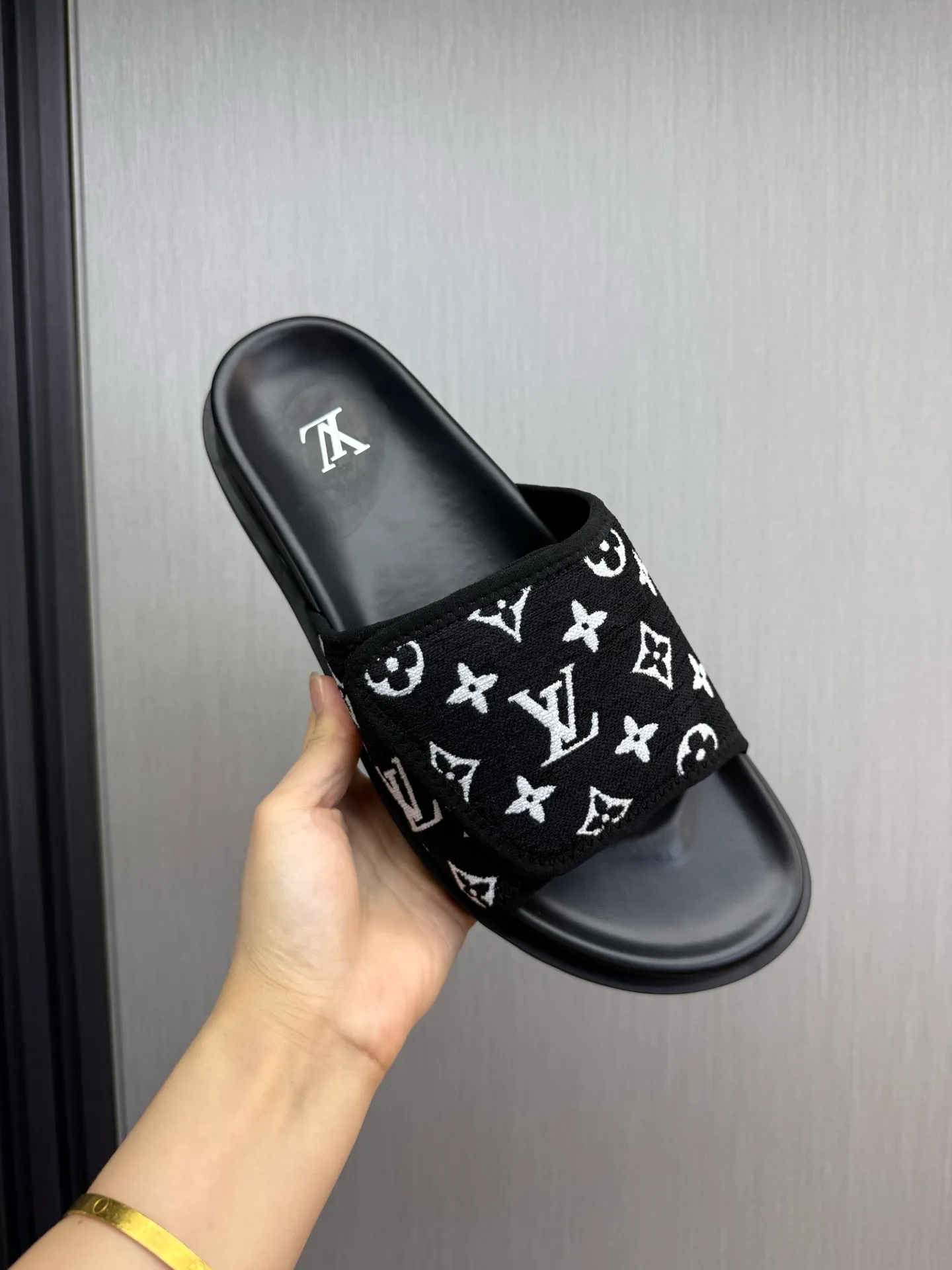 Men's shoes 💰340💰 ▪️LV's popular Little Red Book popular slippers hot sale: 1 shipment✅ Super textured and comfortable slippers, original TPU outsole. Authentic counter box drawer box packaging 🎁Size 38-45